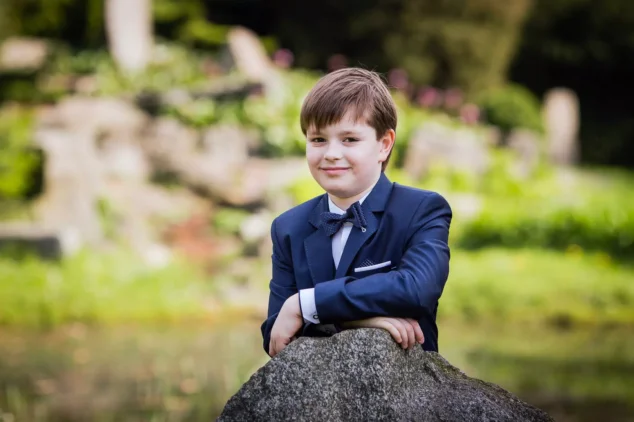 Fotograf na komunię świętą Łódź. Ujęcie z pleneru podczas pierwszej Komunii Świętej. Zdjęcia z ceremonii w kościele, Łódź, Zgierz, Pabianice. Profesjonalna fotografia komunijna, pełna magii i emocji.