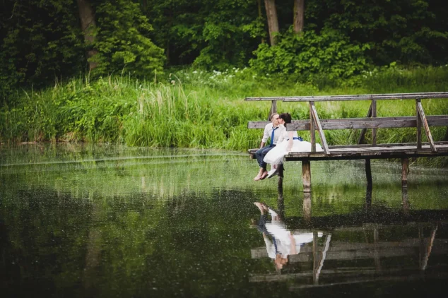 Romantyczne zdjęcia ślubne, które przenoszą w świat miłości i zakochania. Ujęcia utrwalone w malowniczej scenerii pleneru, gdzie każdy kadr emanuje pięknem chwili spędzonej wraz z ukochaną osobą. Fotografie pełne emocji, harmonii i urody otaczającej przyrody - sesja narzeczeńska inspiracje