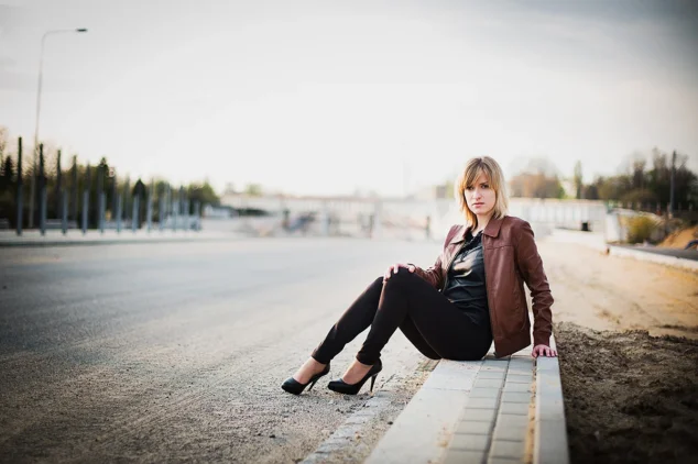 lookbook Łódź sesja w plenerze ramoneska i szpilki na autostradzie