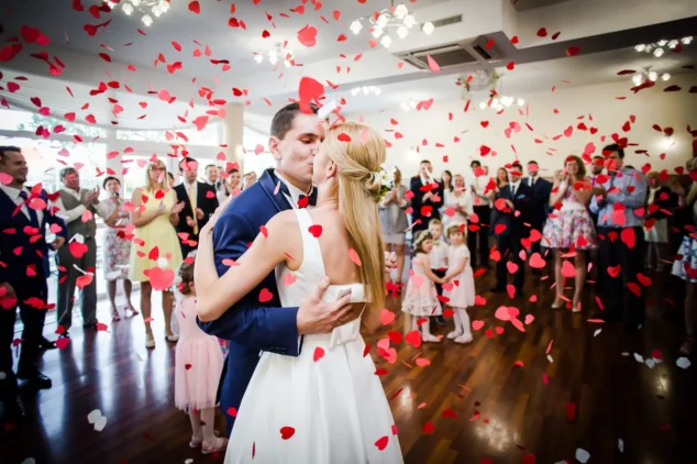 Para młodych w pierwszym tańcu. Uchwyć te chwile na zdjęciach Fotografia ślubna Łódź
