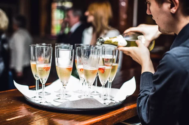 Kieliszki podczas wesela - ile kosztuje fotograf na wesele Fotografia ślubna Łódź