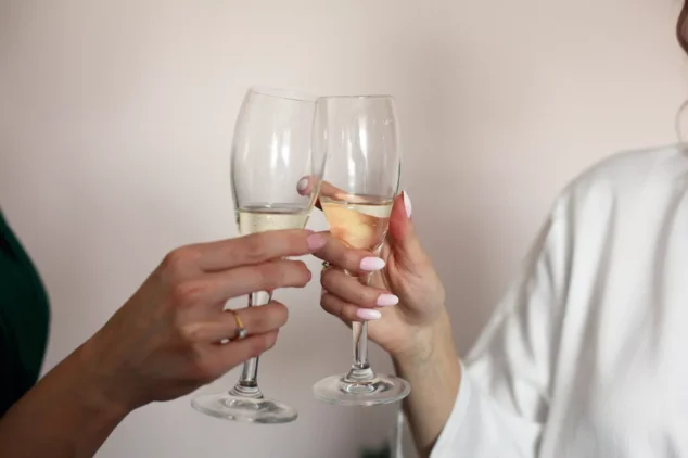 Pełni miłości w kościele: Zakochana młoda para, szczęście na twarzach. Fotograf z Łodzi uwiecznił te niezapomniane chwile