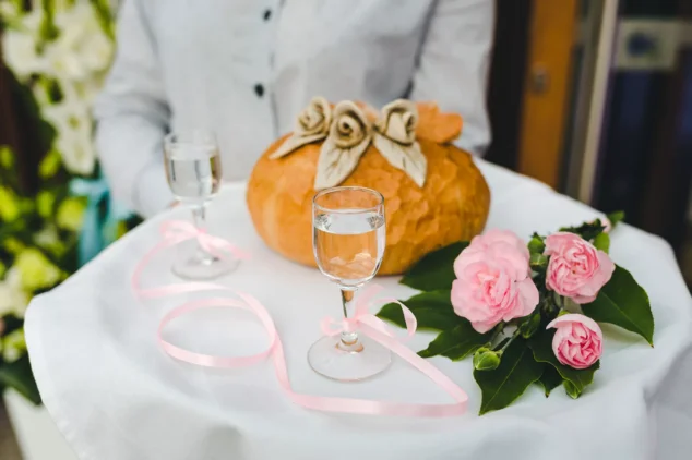 Fotograf ślubny zatrzymał niezapomniane chwile z wesele, ukazując niesamowitą zabawę na zdjęciach - co zamiast kwiatów na ślub