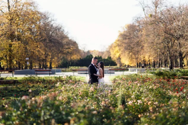 Urokliwe zdjęcia ślubne na ulicy Piotrkowskiej w Łodzi oraz w malowniczym Parku Poniatowskiego. Piękna para młodych zakochanych w zabytkowym sercu miasta. Profesjonalne ujęcia, które oddają atmosferę romantycznego spaceru ulicą pełną życia oraz spokojnej chwili w otoczeniu zieleni parku. Profesjonalna fotografia ślubna