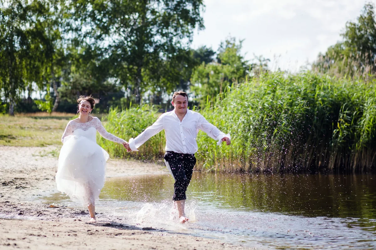 Słoneczna sesja plenerowa w malowniczym miejscu - uroczysku Lublinek w Łodzi. Zdjęcia pełne letniego uroku, gdzie promienie słońca tańczą nad wodą, rozświetlając las, łąkę i otaczającą przyrodę. Urokliwe kadry, które przenoszą w magiczny świat natury, gdzie lato prezentuje się w pełnej krasie. Sesja pełna światła, zieleni lasu i blasku słońca nad wodną scenerią
